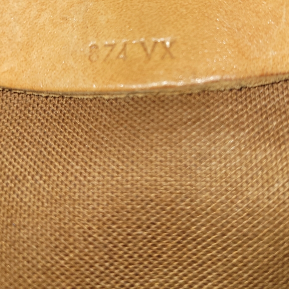 Louis Vuttion Monogram Garment Bag. Vintage Rare find! Stylish and Timeless. - Picture 8 of 14